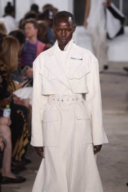 New York, Ny - 10 Eylül: pist Proenza Schouler ilkbahar/yaz 2019 moda New York'ta 10 Eylül 2018 tarihinde New York moda haftası sırasında göstermek bir model yürür.