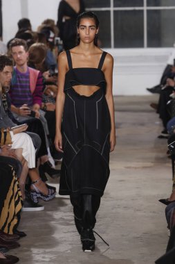 New York, Ny - 10 Eylül: pist Proenza Schouler ilkbahar/yaz 2019 moda New York'ta 10 Eylül 2018 tarihinde New York moda haftası sırasında göstermek bir model yürür.