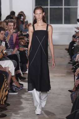 New York, Ny - 10 Eylül: pist Proenza Schouler ilkbahar/yaz 2019 moda New York'ta 10 Eylül 2018 tarihinde New York moda haftası sırasında göstermek bir model yürür.
