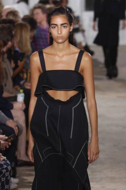 New York, Ny - 10 Eylül: pist Proenza Schouler ilkbahar/yaz 2019 moda New York'ta 10 Eylül 2018 tarihinde New York moda haftası sırasında göstermek bir model yürür.