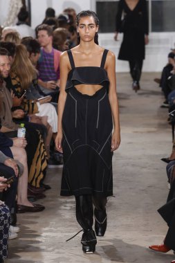 New York, Ny - 10 Eylül: pist Proenza Schouler ilkbahar/yaz 2019 moda New York'ta 10 Eylül 2018 tarihinde New York moda haftası sırasında göstermek bir model yürür.