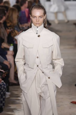 New York, Ny - 10 Eylül: pist Proenza Schouler ilkbahar/yaz 2019 moda New York'ta 10 Eylül 2018 tarihinde New York moda haftası sırasında göstermek bir model yürür.