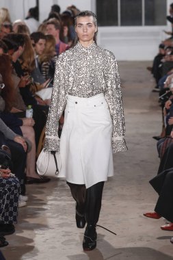 New York, Ny - 10 Eylül: pist Proenza Schouler ilkbahar/yaz 2019 moda New York'ta 10 Eylül 2018 tarihinde New York moda haftası sırasında göstermek bir model yürür.
