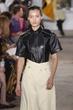 New York, Ny - 10 Eylül: pist Proenza Schouler ilkbahar/yaz 2019 moda New York'ta 10 Eylül 2018 tarihinde New York moda haftası sırasında göstermek bir model yürür.
