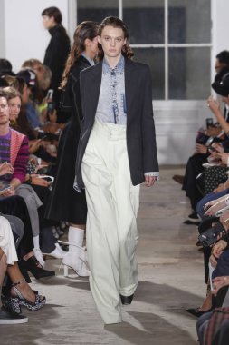 New York, Ny - 10 Eylül: pist Proenza Schouler ilkbahar/yaz 2019 moda New York'ta 10 Eylül 2018 tarihinde New York moda haftası sırasında göstermek bir model yürür.