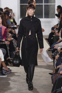 New York, Ny - 10 Eylül: pist Proenza Schouler ilkbahar/yaz 2019 moda New York'ta 10 Eylül 2018 tarihinde New York moda haftası sırasında göstermek bir model yürür.