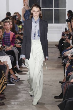 New York, Ny - 10 Eylül: pist Proenza Schouler ilkbahar/yaz 2019 moda New York'ta 10 Eylül 2018 tarihinde New York moda haftası sırasında göstermek bir model yürür.