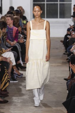 New York, Ny - 10 Eylül: pist Proenza Schouler ilkbahar/yaz 2019 moda New York'ta 10 Eylül 2018 tarihinde New York moda haftası sırasında göstermek bir model yürür.