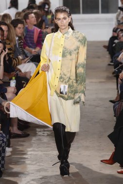 New York, Ny - 10 Eylül: pist Proenza Schouler ilkbahar/yaz 2019 moda New York'ta 10 Eylül 2018 tarihinde New York moda haftası sırasında göstermek bir model yürür.