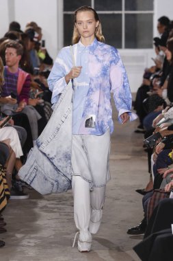 New York, Ny - 10 Eylül: pist Proenza Schouler ilkbahar/yaz 2019 moda New York'ta 10 Eylül 2018 tarihinde New York moda haftası sırasında göstermek bir model yürür.