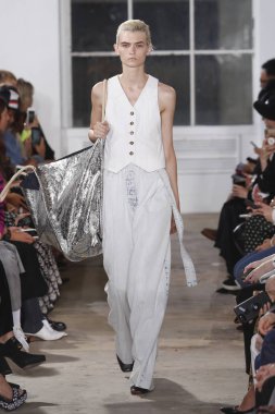New York, Ny - 10 Eylül: pist Proenza Schouler ilkbahar/yaz 2019 moda New York'ta 10 Eylül 2018 tarihinde New York moda haftası sırasında göstermek bir model yürür.