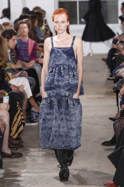 New York, Ny - 10 Eylül: pist Proenza Schouler ilkbahar/yaz 2019 moda New York'ta 10 Eylül 2018 tarihinde New York moda haftası sırasında göstermek bir model yürür.