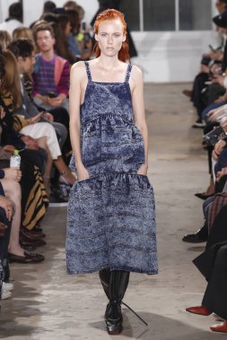New York, Ny - 10 Eylül: pist Proenza Schouler ilkbahar/yaz 2019 moda New York'ta 10 Eylül 2018 tarihinde New York moda haftası sırasında göstermek bir model yürür.