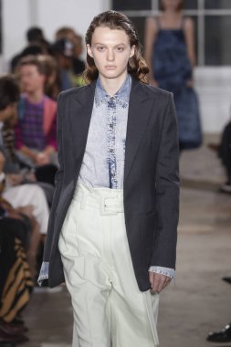 New York, Ny - 10 Eylül: pist Proenza Schouler ilkbahar/yaz 2019 moda New York'ta 10 Eylül 2018 tarihinde New York moda haftası sırasında göstermek bir model yürür.