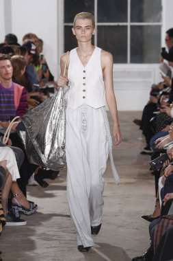 New York, Ny - 10 Eylül: pist Proenza Schouler ilkbahar/yaz 2019 moda New York'ta 10 Eylül 2018 tarihinde New York moda haftası sırasında göstermek bir model yürür.
