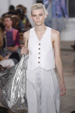 New York, Ny - 10 Eylül: pist Proenza Schouler ilkbahar/yaz 2019 moda New York'ta 10 Eylül 2018 tarihinde New York moda haftası sırasında göstermek bir model yürür.