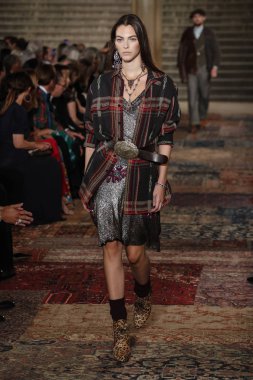 New York, Ny - Eylül 07: Ralph Lauren moda için pist 7 Eylül 2018 üzerinde Bethesda Teras New York moda haftası sırasında New York'ta göstermek bir model yürür..