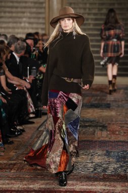 New York, Ny - Eylül 07: Ralph Lauren moda için pist 7 Eylül 2018 üzerinde Bethesda Teras New York moda haftası sırasında New York'ta göstermek bir model yürür..