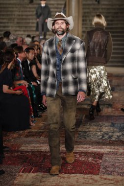 New York, Ny - Eylül 07: Ralph Lauren moda için pist 7 Eylül 2018 üzerinde Bethesda Teras New York moda haftası sırasında New York'ta göstermek bir model yürür..