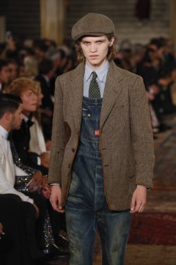 New York, Ny - Eylül 07: Ralph Lauren moda için pist 7 Eylül 2018 üzerinde Bethesda Teras New York moda haftası sırasında New York'ta göstermek bir model yürür..