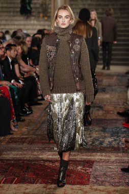 New York, Ny - Eylül 07: Ralph Lauren moda için pist 7 Eylül 2018 üzerinde Bethesda Teras New York moda haftası sırasında New York'ta göstermek bir model yürür..