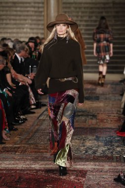 New York, Ny - Eylül 07: Ralph Lauren moda için pist 7 Eylül 2018 üzerinde Bethesda Teras New York moda haftası sırasında New York'ta göstermek bir model yürür..
