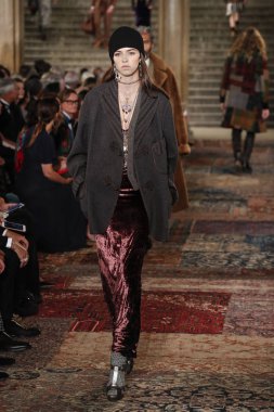 New York, Ny - Eylül 07: Ralph Lauren moda için pist 7 Eylül 2018 üzerinde Bethesda Teras New York moda haftası sırasında New York'ta göstermek bir model yürür..