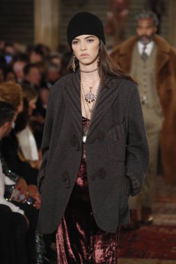 New York, Ny - Eylül 07: Ralph Lauren moda için pist 7 Eylül 2018 üzerinde Bethesda Teras New York moda haftası sırasında New York'ta göstermek bir model yürür..