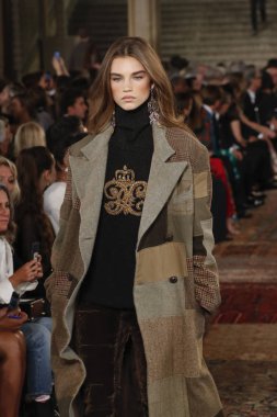 New York, Ny - Eylül 07: Ralph Lauren moda için pist 7 Eylül 2018 üzerinde Bethesda Teras New York moda haftası sırasında New York'ta göstermek bir model yürür..