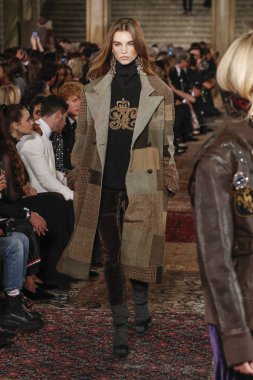 New York, Ny - Eylül 07: Ralph Lauren moda için pist 7 Eylül 2018 üzerinde Bethesda Teras New York moda haftası sırasında New York'ta göstermek bir model yürür..