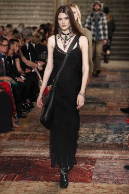New York, Ny - Eylül 07: Ralph Lauren moda için pist 7 Eylül 2018 üzerinde Bethesda Teras New York moda haftası sırasında New York'ta göstermek bir model yürür..