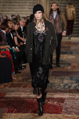 New York, Ny - Eylül 07: Ralph Lauren moda için pist 7 Eylül 2018 üzerinde Bethesda Teras New York moda haftası sırasında New York'ta göstermek bir model yürür..