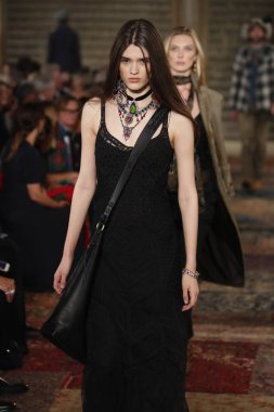 New York, Ny - Eylül 07: Ralph Lauren moda için pist 7 Eylül 2018 üzerinde Bethesda Teras New York moda haftası sırasında New York'ta göstermek bir model yürür..