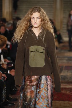 New York, Ny - Eylül 07: Ralph Lauren moda için pist 7 Eylül 2018 üzerinde Bethesda Teras New York moda haftası sırasında New York'ta göstermek bir model yürür..