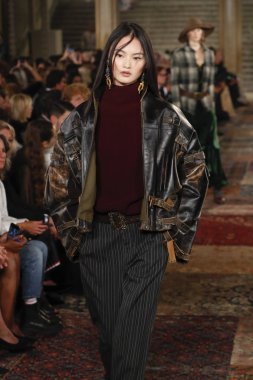 New York, Ny - Eylül 07: Ralph Lauren moda için pist 7 Eylül 2018 üzerinde Bethesda Teras New York moda haftası sırasında New York'ta göstermek bir model yürür..
