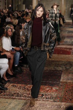 New York, Ny - Eylül 07: Ralph Lauren moda için pist 7 Eylül 2018 üzerinde Bethesda Teras New York moda haftası sırasında New York'ta göstermek bir model yürür..