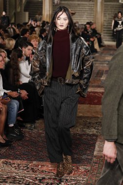 New York, Ny - Eylül 07: Ralph Lauren moda için pist 7 Eylül 2018 üzerinde Bethesda Teras New York moda haftası sırasında New York'ta göstermek bir model yürür..