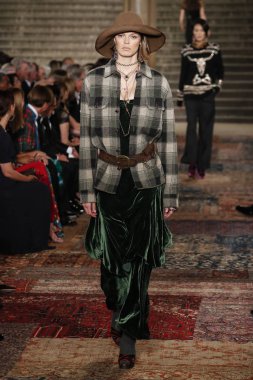 New York, Ny - Eylül 07: Ralph Lauren moda için pist 7 Eylül 2018 üzerinde Bethesda Teras New York moda haftası sırasında New York'ta göstermek bir model yürür..