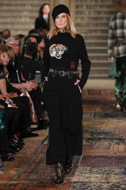 New York, Ny - Eylül 07: Ralph Lauren moda için pist 7 Eylül 2018 üzerinde Bethesda Teras New York moda haftası sırasında New York'ta göstermek bir model yürür..