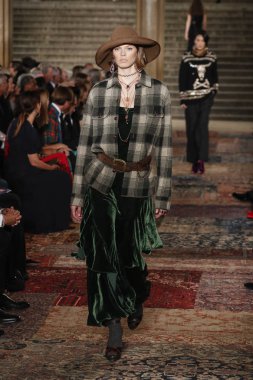 New York, Ny - Eylül 07: Ralph Lauren moda için pist 7 Eylül 2018 üzerinde Bethesda Teras New York moda haftası sırasında New York'ta göstermek bir model yürür..