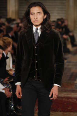 New York, Ny - Eylül 07: Ralph Lauren moda için pist 7 Eylül 2018 üzerinde Bethesda Teras New York moda haftası sırasında New York'ta göstermek bir model yürür..