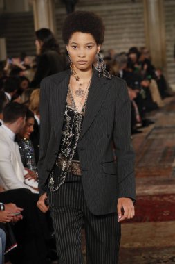 New York, Ny - Eylül 07: Ralph Lauren moda için pist 7 Eylül 2018 üzerinde Bethesda Teras New York moda haftası sırasında New York'ta göstermek bir model yürür..