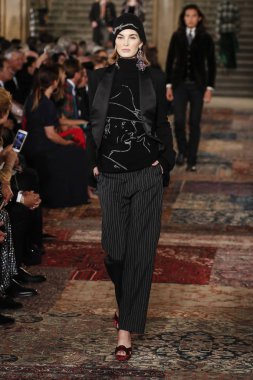New York, Ny - Eylül 07: Ralph Lauren moda için pist 7 Eylül 2018 üzerinde Bethesda Teras New York moda haftası sırasında New York'ta göstermek bir model yürür..