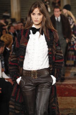 New York, Ny - Eylül 07: Ralph Lauren moda için pist 7 Eylül 2018 üzerinde Bethesda Teras New York moda haftası sırasında New York'ta göstermek bir model yürür..