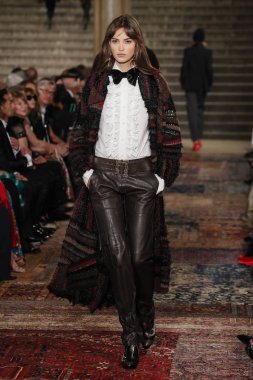 New York, Ny - Eylül 07: Ralph Lauren moda için pist 7 Eylül 2018 üzerinde Bethesda Teras New York moda haftası sırasında New York'ta göstermek bir model yürür..