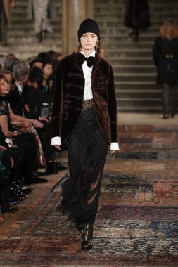 New York, Ny - Eylül 07: Ralph Lauren moda için pist 7 Eylül 2018 üzerinde Bethesda Teras New York moda haftası sırasında New York'ta göstermek bir model yürür..