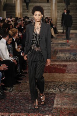 New York, Ny - Eylül 07: Ralph Lauren moda için pist 7 Eylül 2018 üzerinde Bethesda Teras New York moda haftası sırasında New York'ta göstermek bir model yürür..