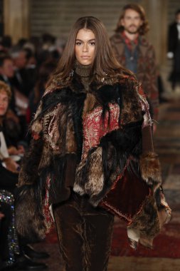 New York, Ny - Eylül 07: Ralph Lauren moda için pist 7 Eylül 2018 üzerinde Bethesda Teras New York moda haftası sırasında New York'ta göstermek Kaia Gerber yürür.