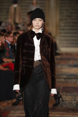 New York, Ny - Eylül 07: Ralph Lauren moda için pist 7 Eylül 2018 üzerinde Bethesda Teras New York moda haftası sırasında New York'ta göstermek bir model yürür..
