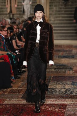 New York, Ny - Eylül 07: Ralph Lauren moda için pist 7 Eylül 2018 üzerinde Bethesda Teras New York moda haftası sırasında New York'ta göstermek bir model yürür..